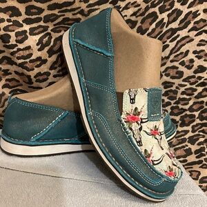 Women's Ariat Cruisers Turquoise cow skull shoes size 8.5